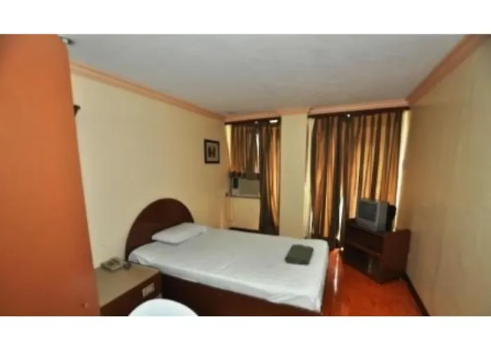 Hotel Vaccinated Staff - Oyo 672 Capitol Tourist Cebu